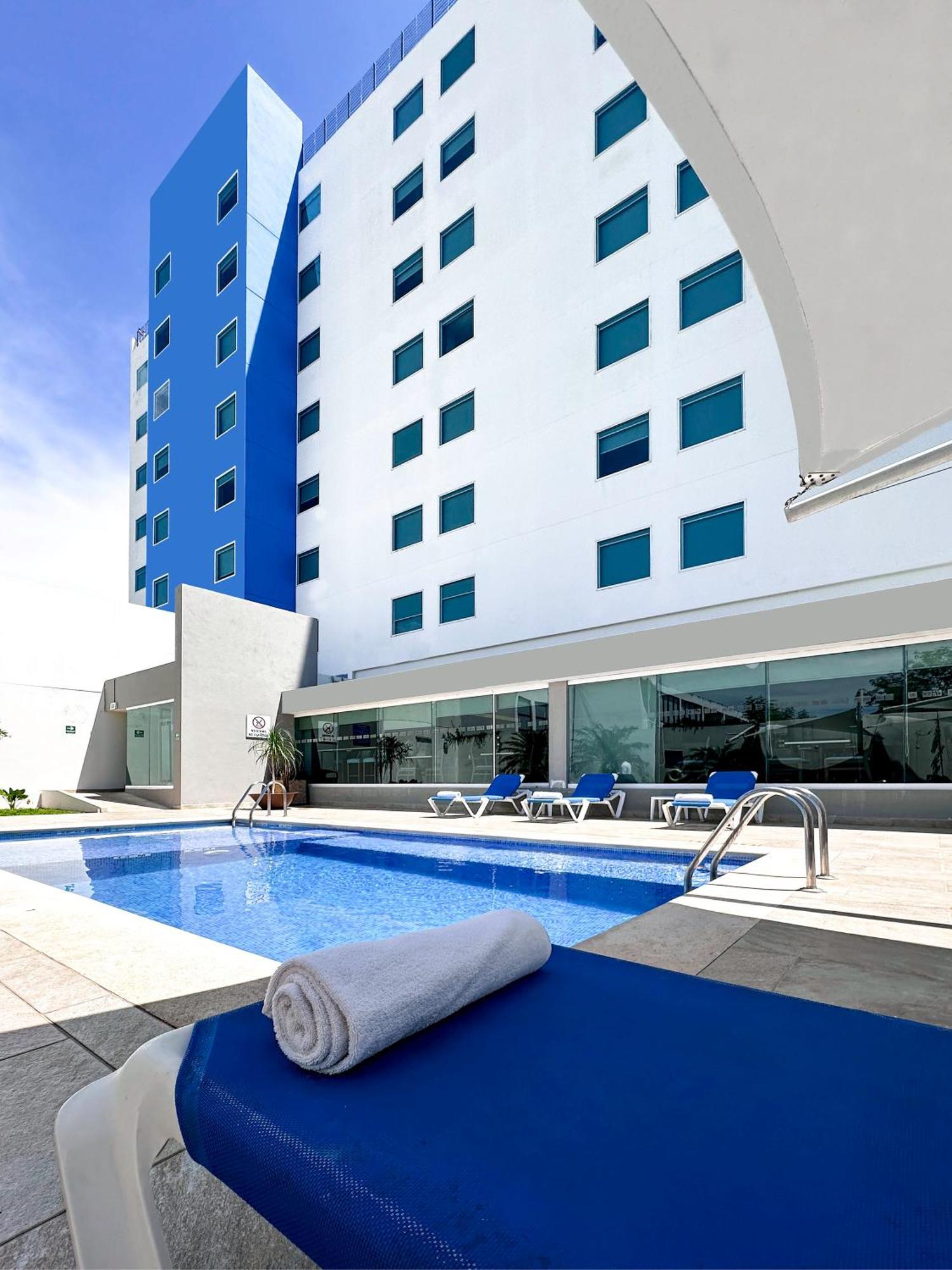 Holiday Inn Express Merida By Ihg Exterior photo