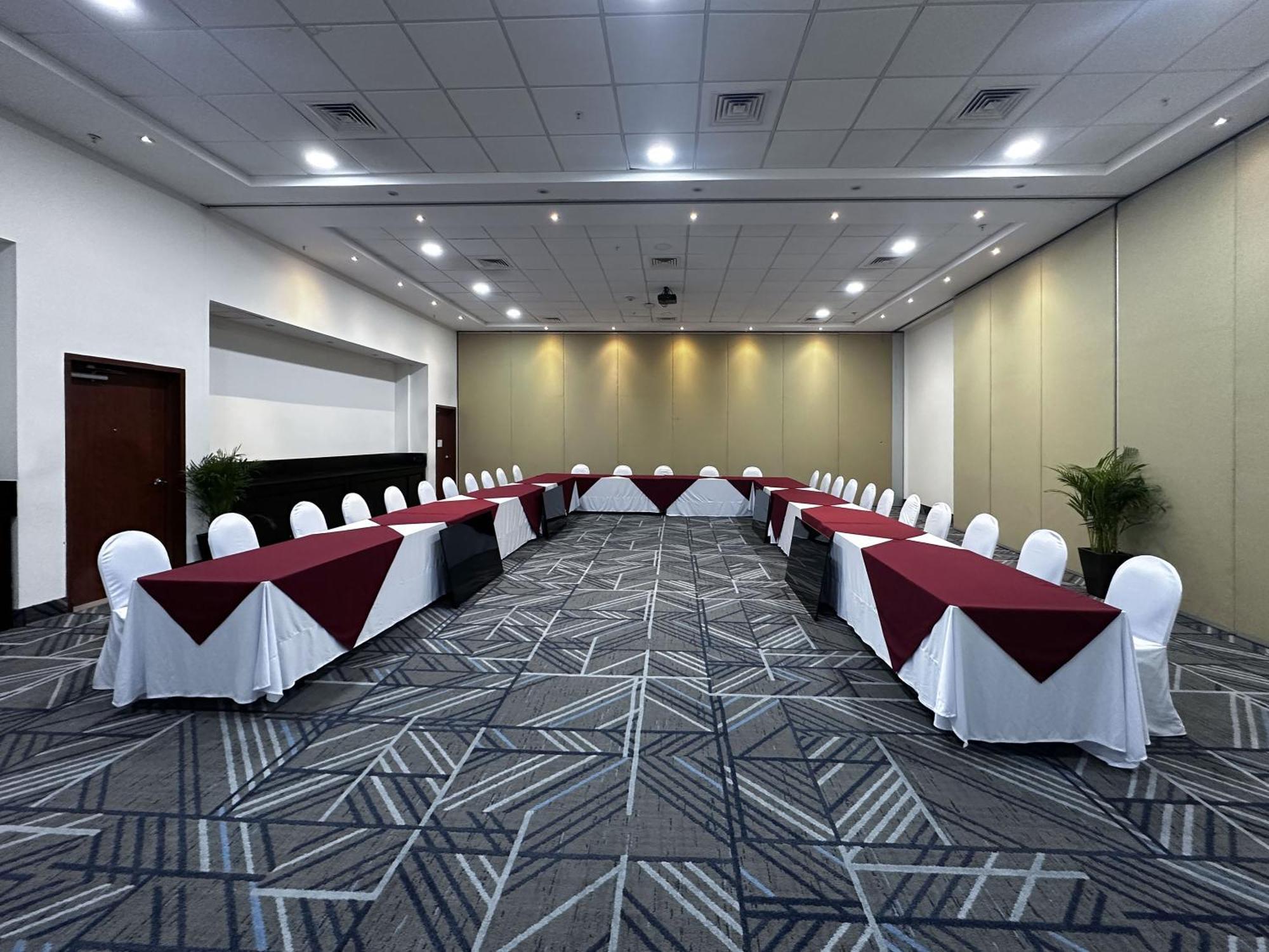 Holiday Inn Express Merida By Ihg Exterior photo