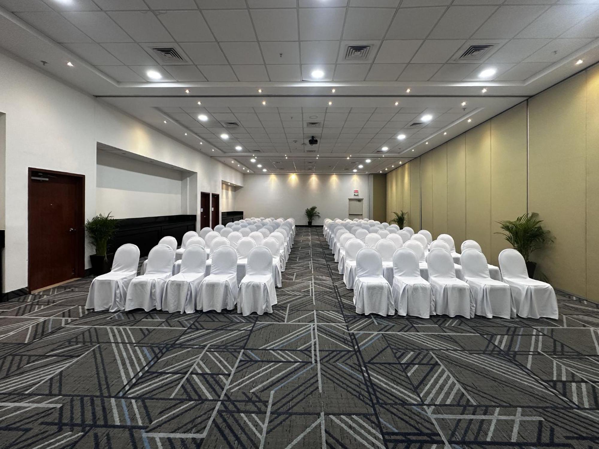Holiday Inn Express Merida By Ihg Exterior photo